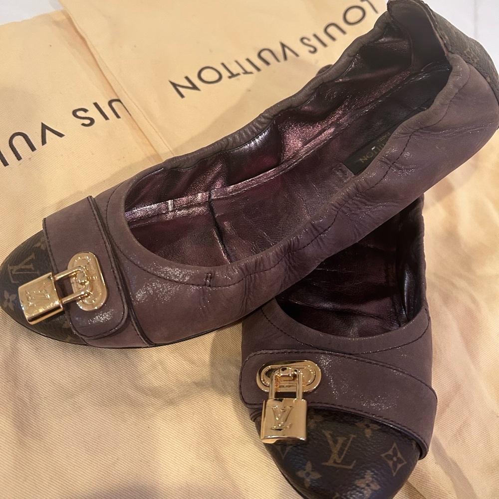 Louis Vuitton Taupe Ballet Flats